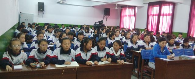 作家付久江主讲的《聆听万物之美》等读书公益讲座走进朝阳市第三中学