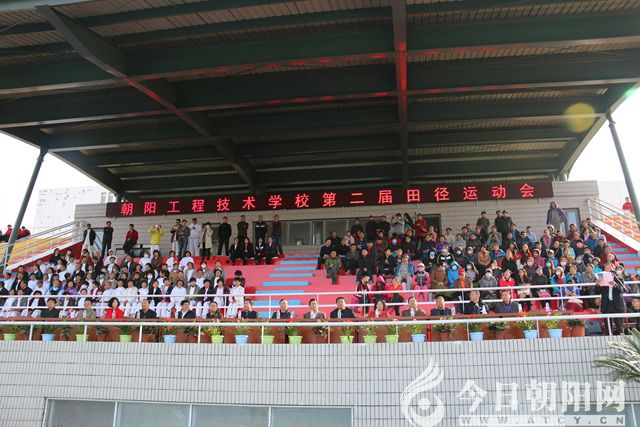10月23日上午,辽宁朝阳工程技术学校第二届田径运动会正在这幅大"画