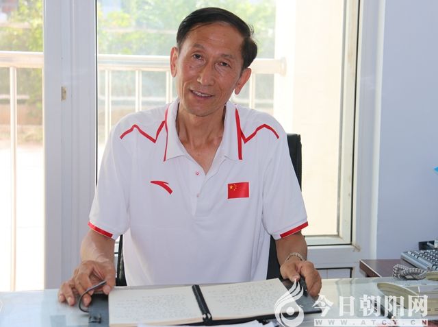 2001年进入朝阳市体育运动学校摔跤队,师从赵永富,王凤芝,2003年进入
