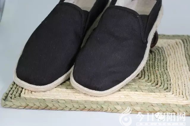 农村是产布鞋的源点,农民是穿布鞋最早,最大的一个群体,布鞋让农民