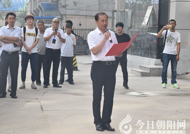 随后,王大南主任和蹇彪书记共同为二院晋升三级甲等综合医院揭牌.