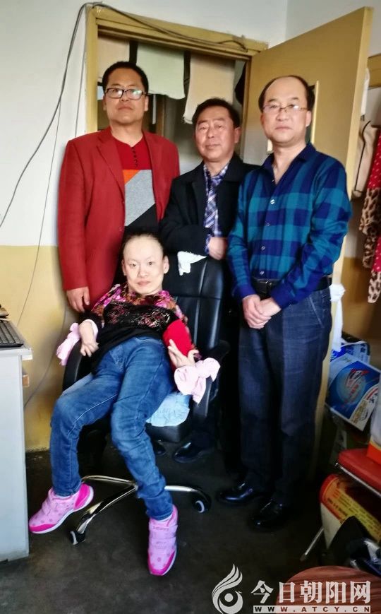近日,辽宁省朝阳市朝阳红山诗社社长吴东升带领赵青松,张杰波等诗社