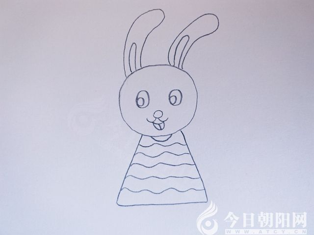 第六步:   用半圆形状画出小白兔的衣领,用曲线画出衣服上的条纹.
