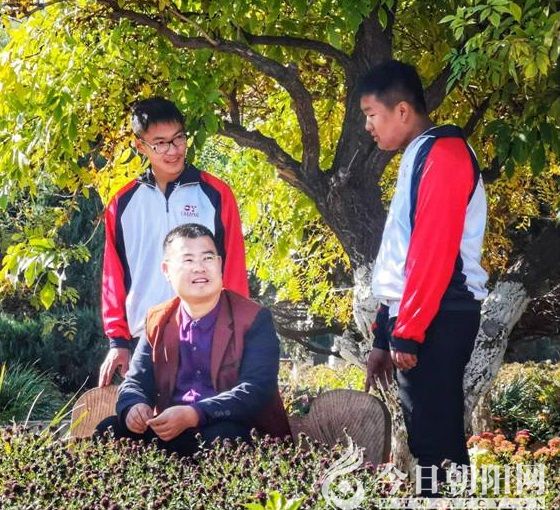 春满校园花满枝 心向阳光携爱行（李淑英）