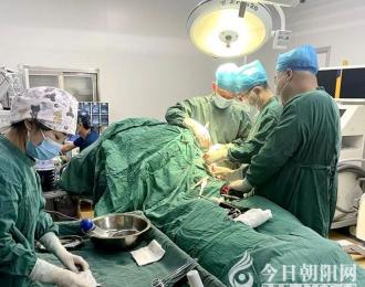 北票市中心医院成功完成首例人工肩关节置换术（周继明）